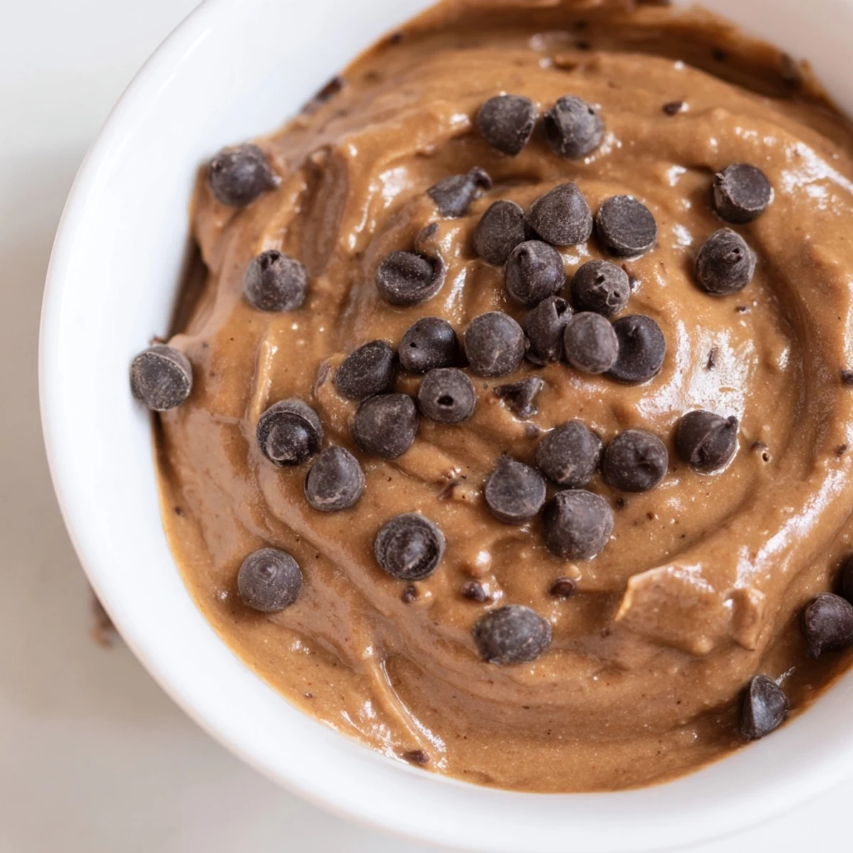 Creamy, chocolatey gluten-free brownie batter dip served with fresh strawberries, a delightful dessert.